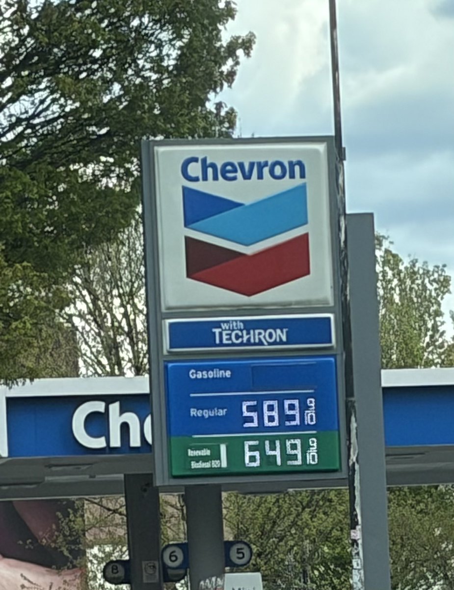 taradublinrocks's tweet image. Gas prices in Portland, Oregon 1/7/25 under Joe Biden vs 4/16/26 under a pedophile rapist bombing Iran because he’s in the Epstein Files 

#25thAmendmentNow #Article2Section4
