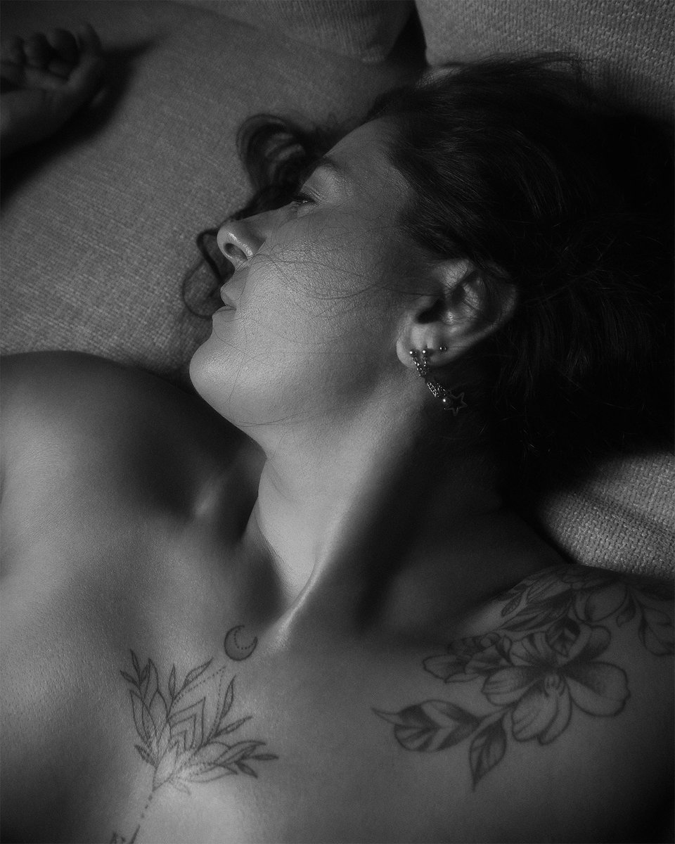 Good day everyone 
Follow me for more erotic and artistic nude works 
Complete set available on my Patreon.
Check link in my bio 😉