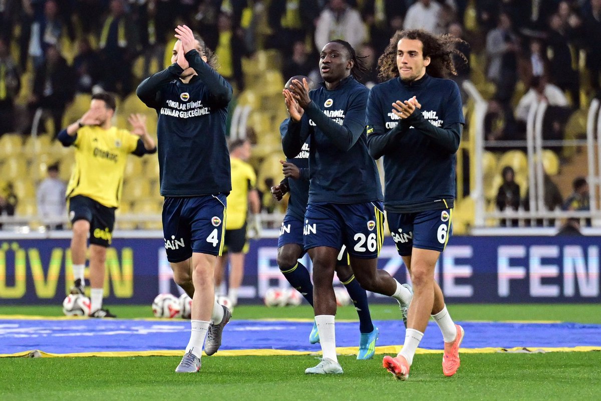 Fenerbahçe, maç öncesi ısınmaya "Okullar evimiz çocuklar geleceğimiz" tişörtleriyle çıktı.