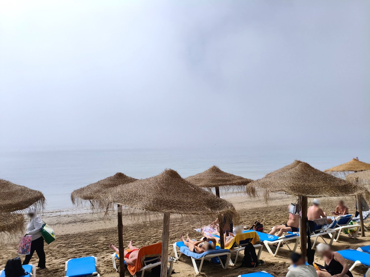 MeteOrihuela's tweet image. ¿Qué es eso que aparece de repente en la costa? ¿Es humo? ¿Es niebla?  En un abrir y cerrar de ojos, tan pronto aparece como desaparece, es niebla de advección. Este mediodía (17/04/2026), vistas de la Playa del Cura, en #Torrevieja (#Alicante). Imágenes: Alex Edel.
