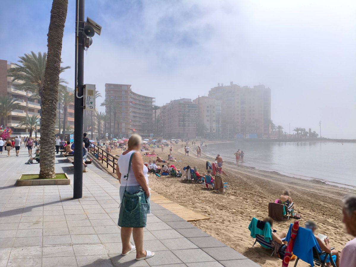 MeteOrihuela's tweet image. ¿Qué es eso que aparece de repente en la costa? ¿Es humo? ¿Es niebla?  En un abrir y cerrar de ojos, tan pronto aparece como desaparece, es niebla de advección. Este mediodía (17/04/2026), vistas de la Playa del Cura, en #Torrevieja (#Alicante). Imágenes: Alex Edel.