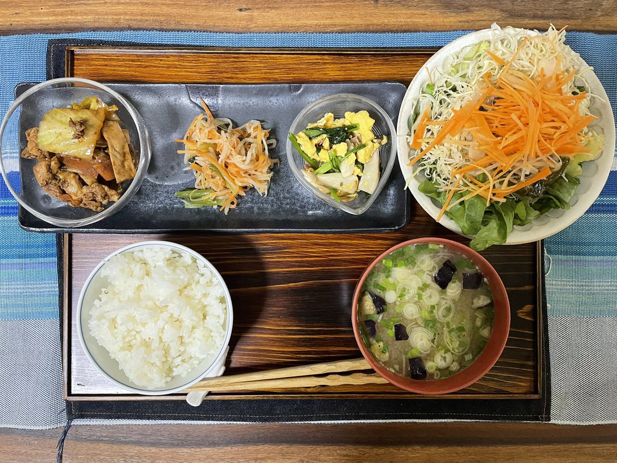 Tomo_Mrk3B01's tweet image. Looks so colorful &amp;amp; appetizing😋
I know it’s too late for #dinner now, but without easing my empty stomach growling for food, I can’t even get sleep tonight! Okay. Then, let’s eat😉
#cookingathome 
#おうちごはん 
#twinglish 
#Twitter家庭料理