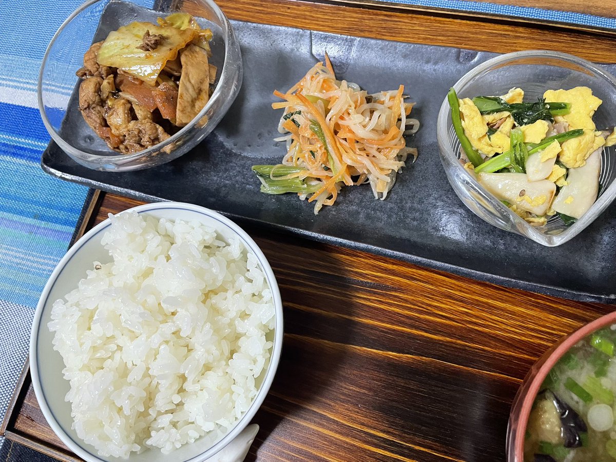 Tomo_Mrk3B01's tweet image. Looks so colorful &amp;amp; appetizing😋
I know it’s too late for #dinner now, but without easing my empty stomach growling for food, I can’t even get sleep tonight! Okay. Then, let’s eat😉
#cookingathome 
#おうちごはん 
#twinglish 
#Twitter家庭料理