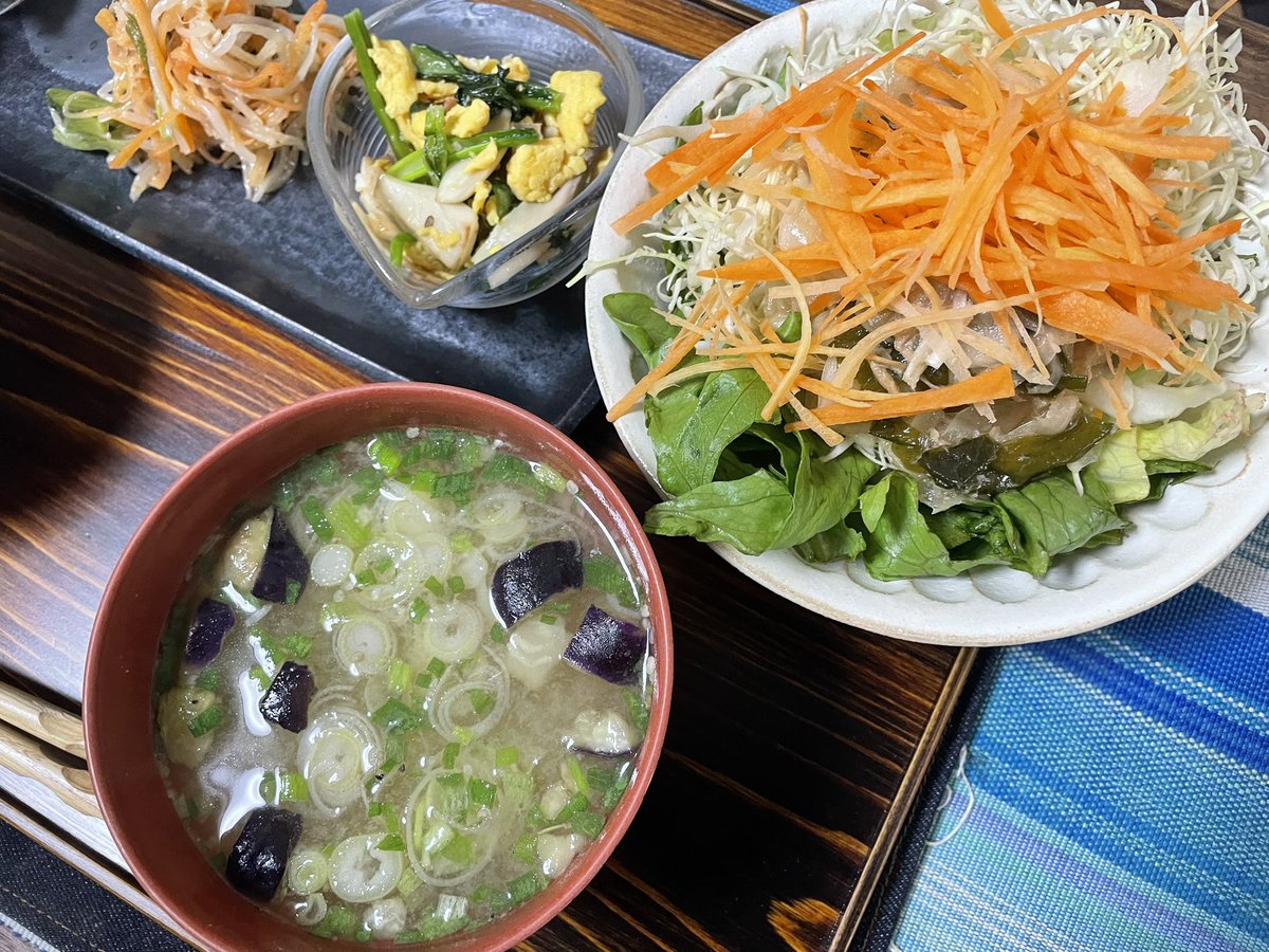 Tomo_Mrk3B01's tweet image. Looks so colorful &amp;amp; appetizing😋
I know it’s too late for #dinner now, but without easing my empty stomach growling for food, I can’t even get sleep tonight! Okay. Then, let’s eat😉
#cookingathome 
#おうちごはん 
#twinglish 
#Twitter家庭料理