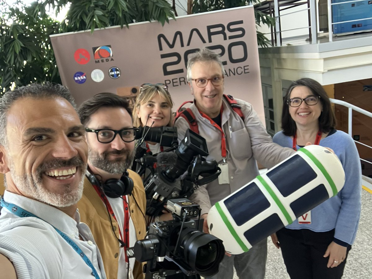 JorgePlaGarcia's tweet photo. Grabando con El Escarabajo Verde de @rtve sobre el Green Moon Project @greenMOONp 🌱🚀

Nuestro invernadero espacial podría convertirse en el 4º instrumento científico español en otro cuerpo planetario, clave para ofrecer alimentos frescos en el espacio a nuestros astronautas. https://t.co/2DLkc8DlrT