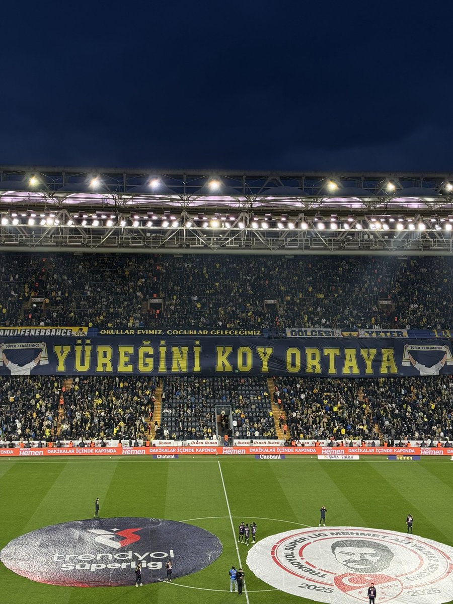 demarkesports's tweet photo. Fenerbahçe tribünü: “Yüreğini koy ortaya” https://t.co/4pgs9KRIPS