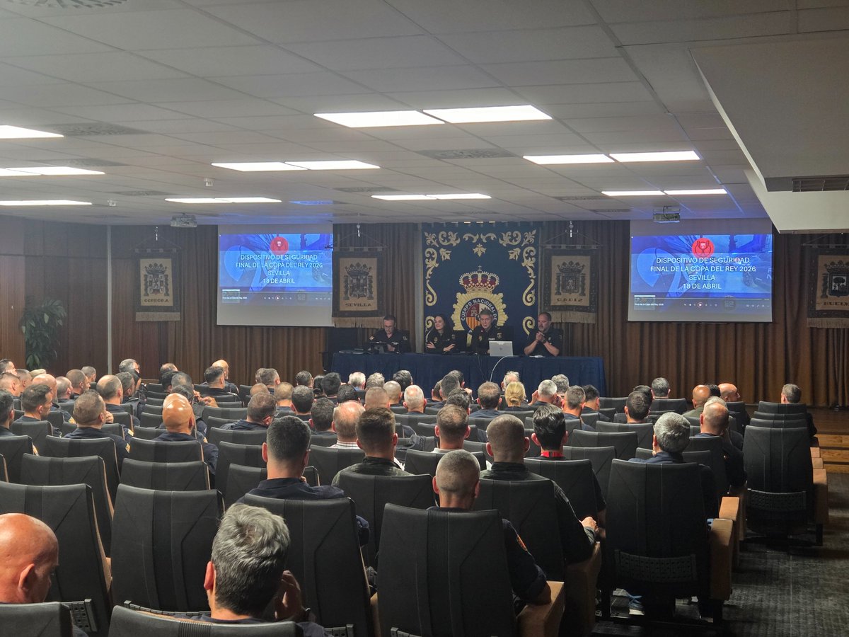 policia's tweet image. ¡Ya está todo preparado!

Tras el último briefing desplegamos más de 1600 agentes 👮👮‍♀️  en #Sevilla para velar por la #seguridad de todos los que acudan a la #FinalCopaDelRey26 @rfef 

@Atleti 🤝🏻 @RealSociedad 
#RivalesEnElCampo
#UnidosPorElFútbol 

#LaCopaMola🏆 y con