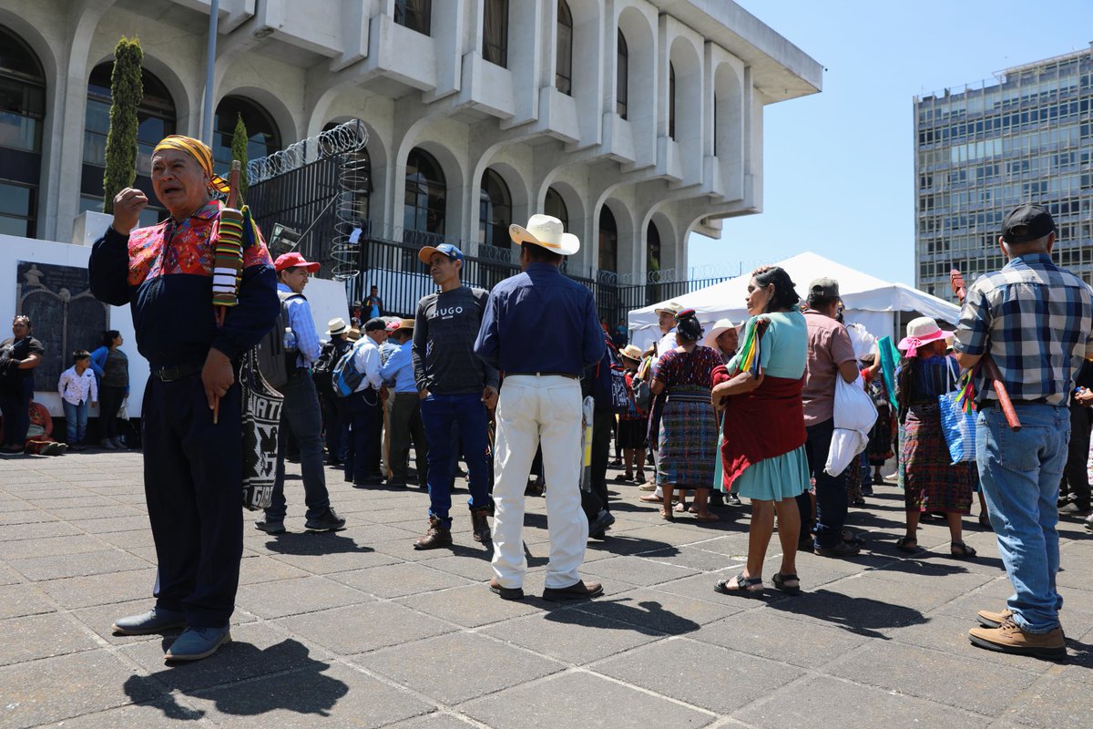 DiariodeCA's tweet photo. #EnElPaísDCA | Organizaciones de pueblos originarios realizan un plantón pacífico en frente de las instalaciones de la Corte Suprema de Justicia, con el objetivo de solicitarle a la Comisión de Postulación del Ministerio Público (MP), que dentro de la nómina final de aspirantes a fiscal general solo se incluyan personas "honorables" y que "no voten por Consuelo Porras".

El movimiento inició con una marcha pacífica a las 9:00 horas desde la Plaza de la Constitución.

✍️🏻@ccanoDCA 
📷@mleonDCA