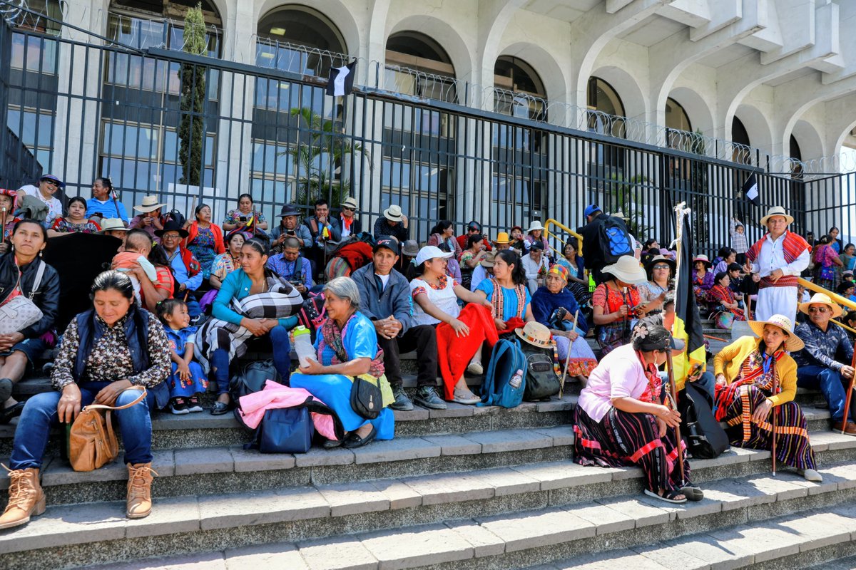 DiariodeCA's tweet photo. #EnElPaísDCA | Organizaciones de pueblos originarios realizan un plantón pacífico en frente de las instalaciones de la Corte Suprema de Justicia, con el objetivo de solicitarle a la Comisión de Postulación del Ministerio Público (MP), que dentro de la nómina final de aspirantes a fiscal general solo se incluyan personas "honorables" y que "no voten por Consuelo Porras".

El movimiento inició con una marcha pacífica a las 9:00 horas desde la Plaza de la Constitución.

✍️🏻@ccanoDCA 
📷@mleonDCA