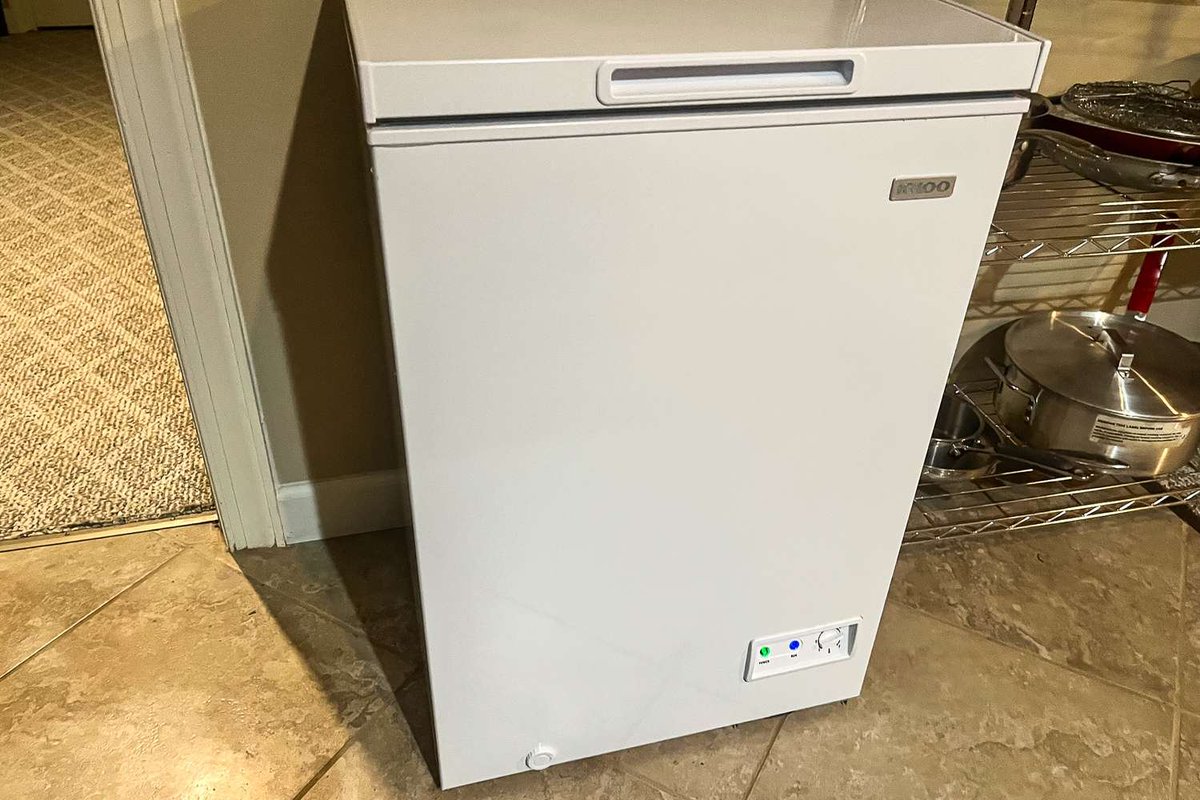 JonahSaya's tweet photo. Cold plunges are oversaturated so I’ve moved on to liquid nitrogen.

Last week I filled a chest freezer, climbed in, and changed my life.

I’m losing most of the feeling in my left foot.

But my dopamine is so dialed in I can hear colors. https://t.co/1BiLRptB3q