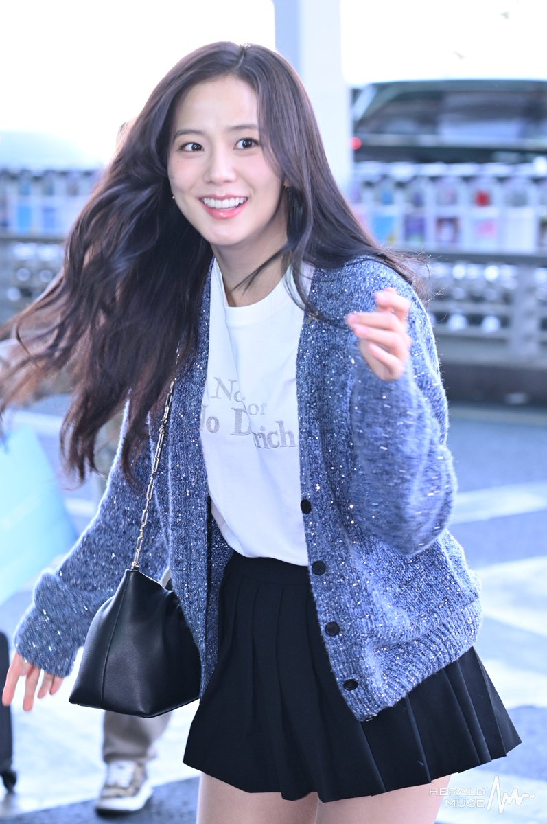 Selalu ingin ada orang yang berteriak sekeras mungkin atau berbisik sepelan mungkin dengan mengatakan, "Semua akan baik-baik saja. Kita selalu ada di sampingmu, kita akan terseok dan berlari bersama." 

Salam cinta, Jisoo🪐