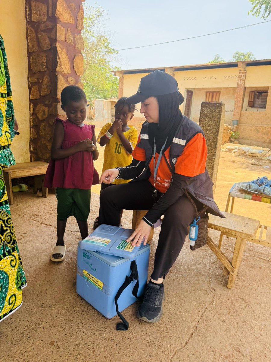 OMSCentrafrique's tweet photo. Quand l’engagement dépasse les fonctions

Sourour, spécialiste en conformité et gestion des risques à @WHO en #RCA 🇨🇫, est sur le terrain pour appuyer les équipes de #vaccination 💉.

Elle contribue au rattrapage des enfants zéro dose.

🎯Aucun enfant ne doit être laissé de côté. https://t.co/f4WznlpCgs