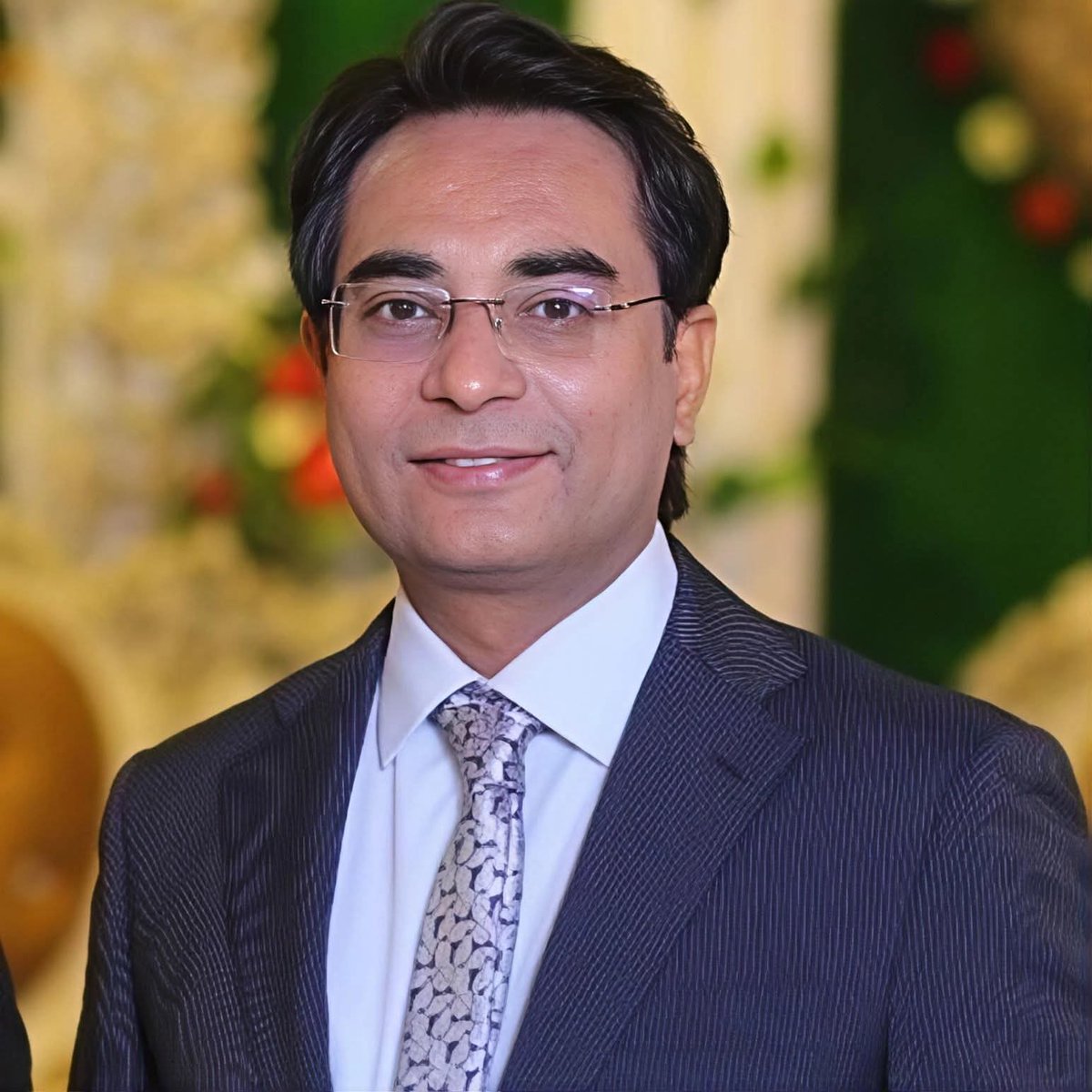 MaidahMuhammad's tweet photo. شریف خاندان کی سربراہی میں بننے والی حکومت کہتی ہیں کہ سابق وزیراعظم عمران خان نے آ کر ملک کو تباہ کیا تھا ، ہم نے اۤ کر ملک کو ٹھیک کردیا تو آئیے میں آپ کو 8 فروری 2024 کے انتخابات کے بعد اسی پی ڈی ایم 2.0 کی حکومت کی کارکردگی اور ملک کو ٹھیک کرنے کی کچھ تفصیلات بتاتا ہوں فیصلہ آپ لوگوں نے کرنا ہے کہ ملک کس نے ٹھیک کیا تھا اور کس نے تباہ کردیا 👇

گزشتہ چار برس میں ان تجربہ کاروں کی حکومت میں جی ڈی پی گروتھ 6 فیصد سے کم ہوکر 2 فیصد پر اۤگئی، ایکسپورٹس سوا 31 ارب ڈالر سے کم ہو کر 30 ارب ڈالر رہ گئیں۔۔قرضہ 51 ٹریلین سے بڑھ کر 81 ٹریلین روپے ہوگیا۔۔ڈالر 176 روپے سے بڑھ کر 280 روپے تک جا پہنچا جس میں وہ بات شامل نہیں جو ڈالر نے انہیں تجربہ کاروں کی حکومت میں ڈالر نے 350 کا ٹارگٹ ہٹ کیا تھا اور پھر وہاں سے 280 پر واپس آگیا یا لایا گیا
پٹرول 150 روپے سے بڑھ کر 366 روپے ہوگیا یاد رہے کہ انہی تجربہ کاروں کی دور میں پٹرول نے 458 روپے فی لیٹر ہٹ کیا ہیں جوکہ پاکستان بننے کے بعد تاریخ میں پہلی بار اتنا اضافہ ہوا ہیں جوکہ آج تک کسی نے بھی نہیں کیا تھا حتی کہ فوجی ڈکٹیٹرز نے بھی نہیں کیا تھا.
بجلی کی قیمت 17 روپے فی یونٹ سے بڑھ کر 58 روپے فی یونٹ ہوگئی۔۔ایف ڈی اۤئی یعنی بیرون ملک سے آنے والی سرمایہ جسے ہم انگریزی میں فارن ڈائریکٹ انویسٹمنٹ بولتے ہیں وہ تاریخ کی کم ترین سطح پر اۤگئی۔۔سرمائے کی بیرونِ ملک منتقلی اپنے عروج پر پہنچ گئی جس میں پچھلے دنوں اس حکومت کا ترجمان، سینٹر وزیر داخلہ اور چیئرمین پاکستان کرکٹ بورڈ محسن نقوی نے کراچی میں خود پریس کانفرنس میں اقرار کردیا کہ پاکستان سے پچھلے تین سالوں میں 100 ارب ڈالرز بیرون مُمالک میں منتقل کئے گئے ہیں جس میں انہوں نے دھمکی بھی دی ہے کہ اگر جون 2026 کی بجٹ سے پہلے 10 ارب ڈالرز واپس نہیں لائے گئے تو ہم صرف دو بندوں کو اٹھائیں گے اور پھر اس ساری کرپشن یا منی لانڈرنگ کا کچھا چٹا کھول دیں گے۔

اسد اللَّهَ خان کی گفتگو 💔