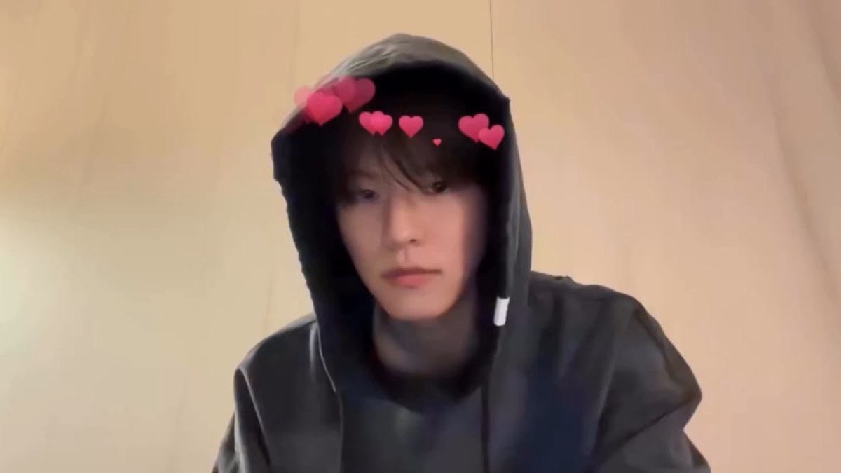 ellie ✦ tweet media