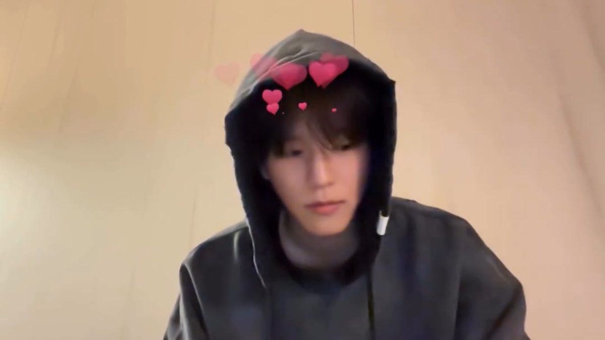 ellie ✦ tweet media