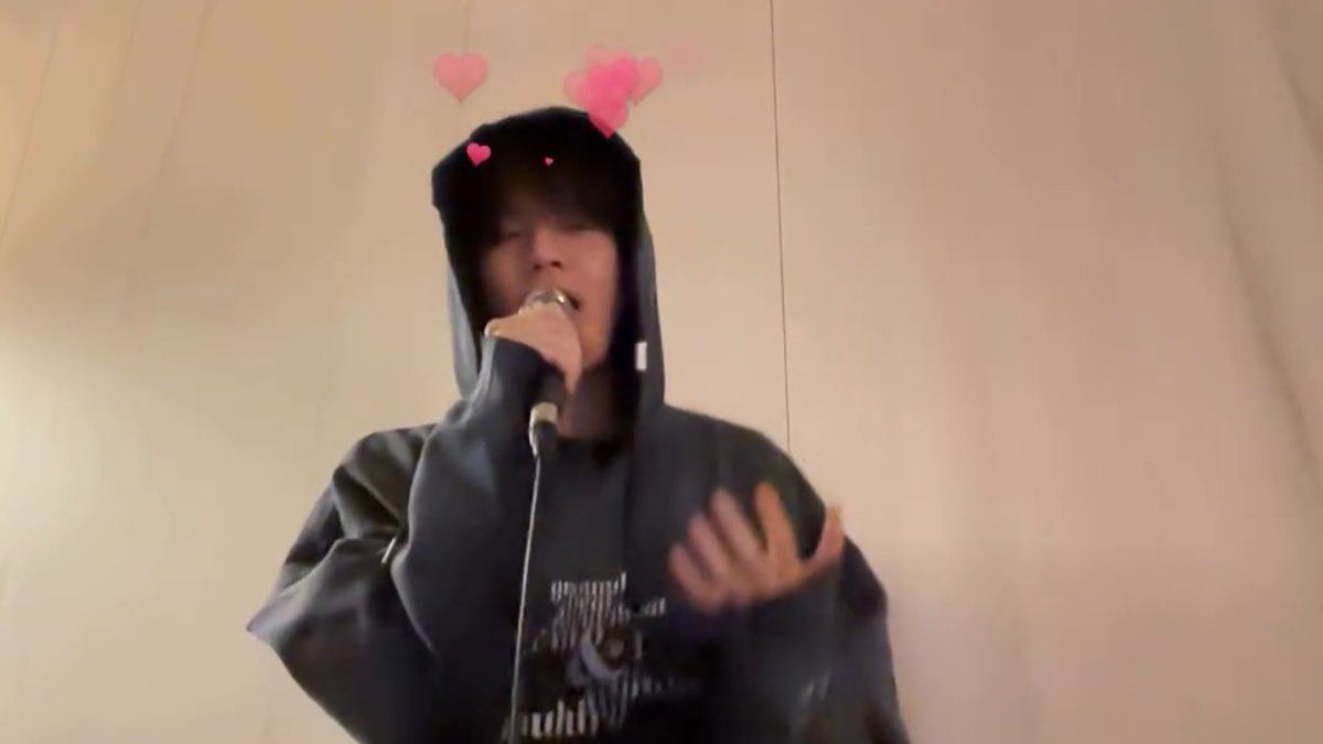 ellie ✦ tweet media