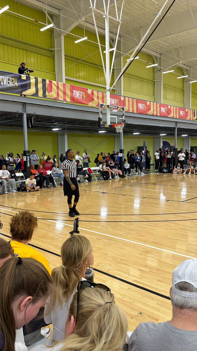 cltmediagroup's tweet photo. They out here #SpookyNook Hamilton, OH #Select40 #TakeNotice https://t.co/5EGTLR79Eg
