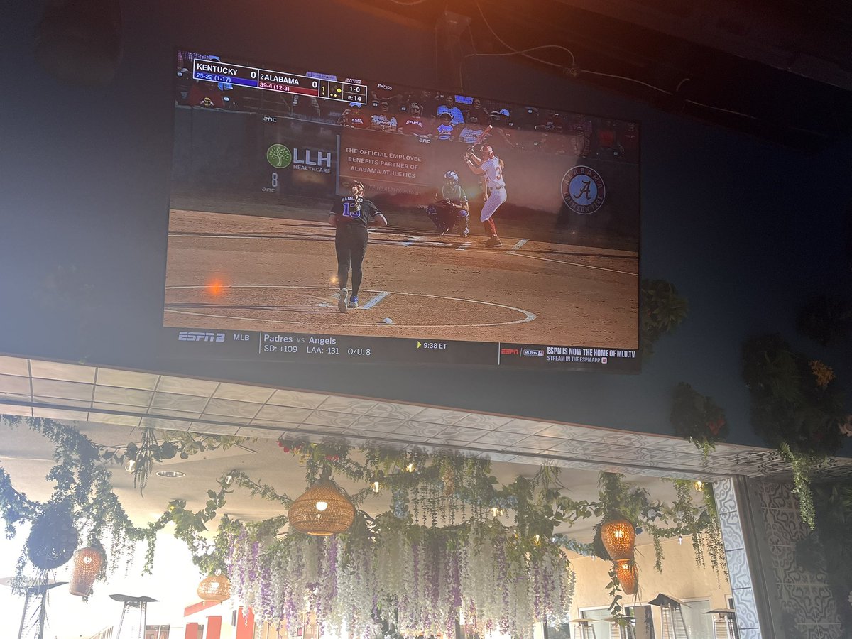 CoachDobbinsSCD's tweet image. Other than the stresses of the upcoming summer clinic/camp season, this is one of my favorite times of year. You can pull a stool up almost every night and see a game and unwind. #GreatestGameOnEarth #RoadTWCWS