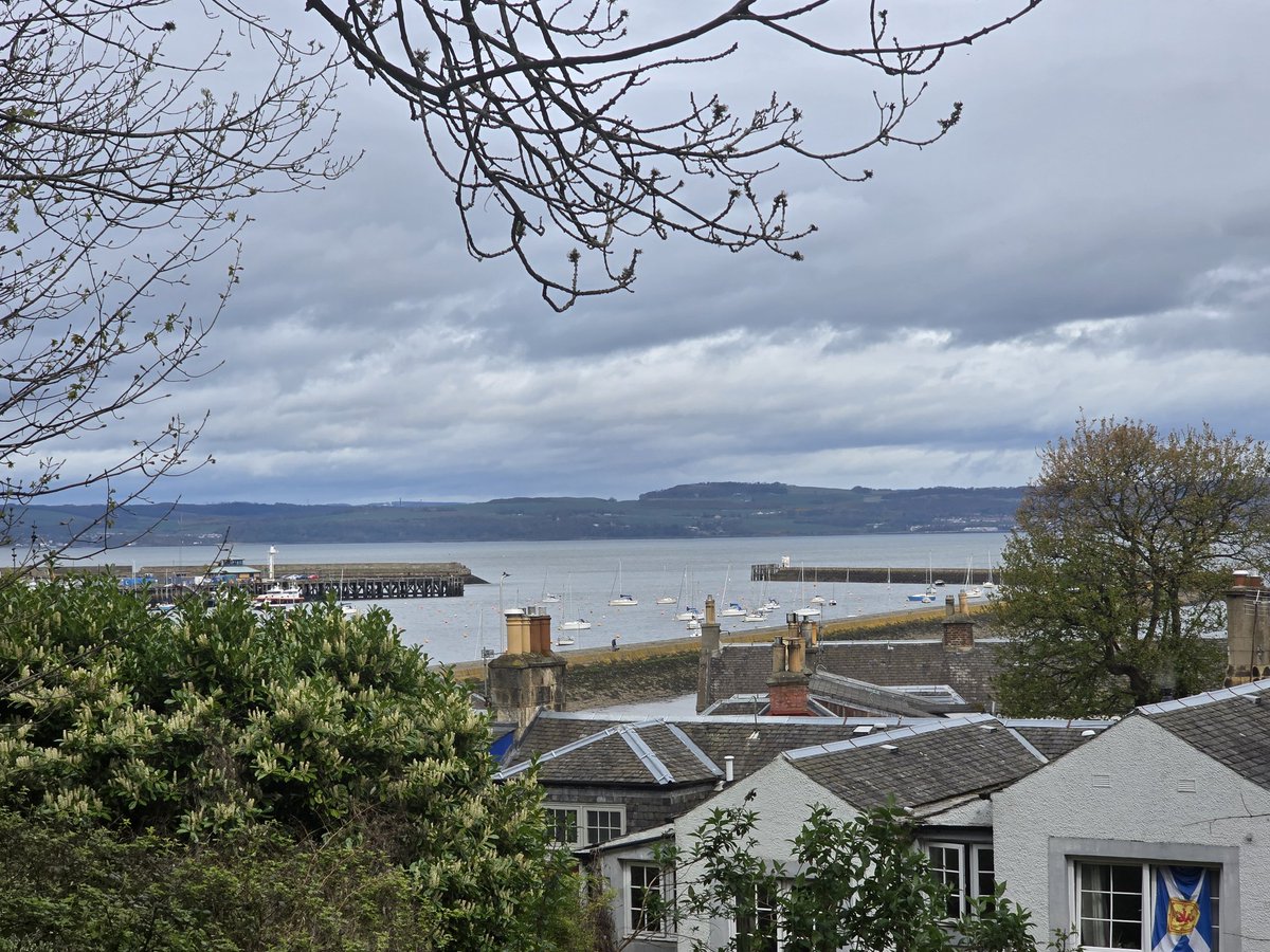 HelenMilburn's tweet image. Thursday #WardieBayWatch #Rainbows #FirthofForth #Fife