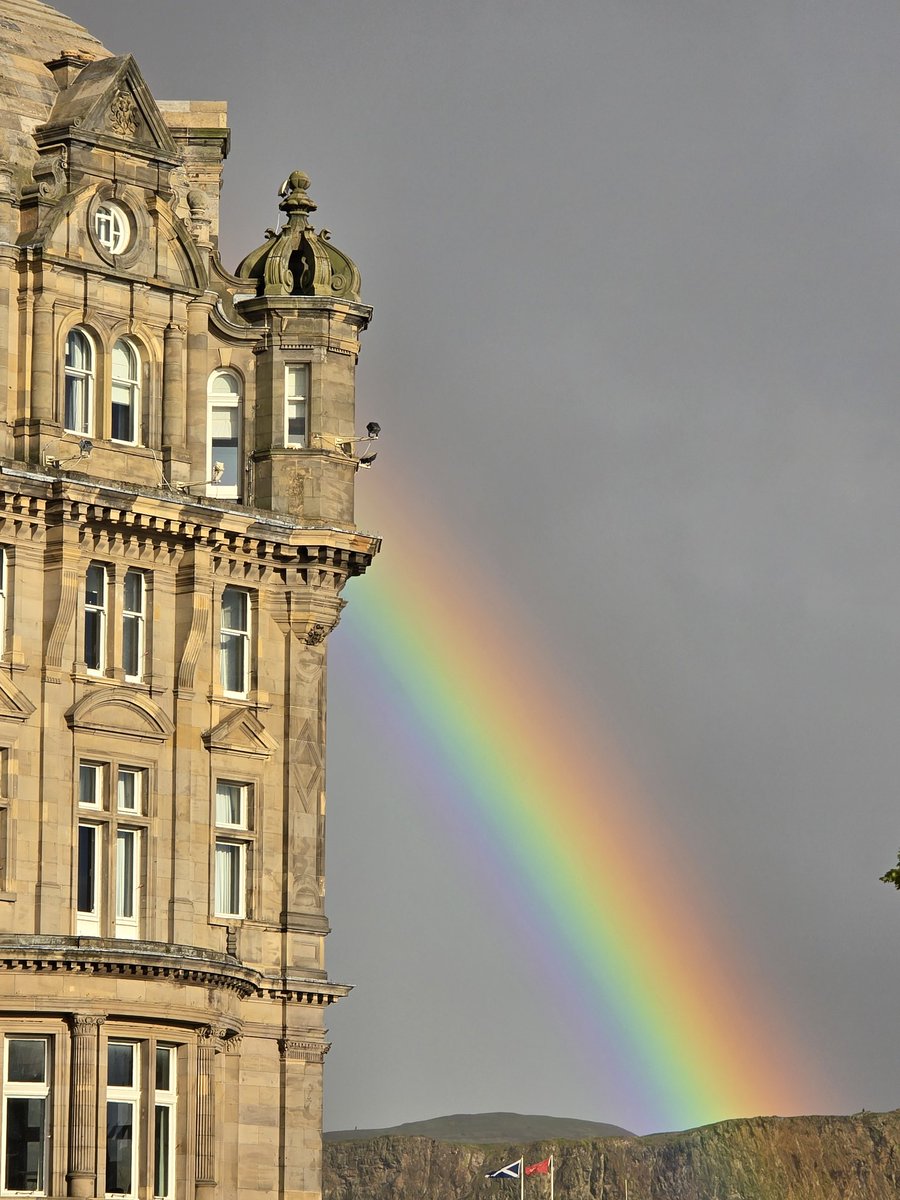 HelenMilburn's tweet image. Thursday #WardieBayWatch #Rainbows #FirthofForth #Fife