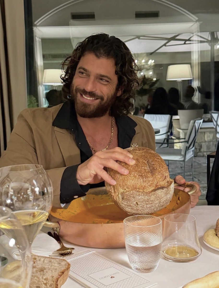 Can Yaman via feed: 

“Na Italia se come ben 🇮🇹🥖”

Obs: o cabelo lindo assim 😍
