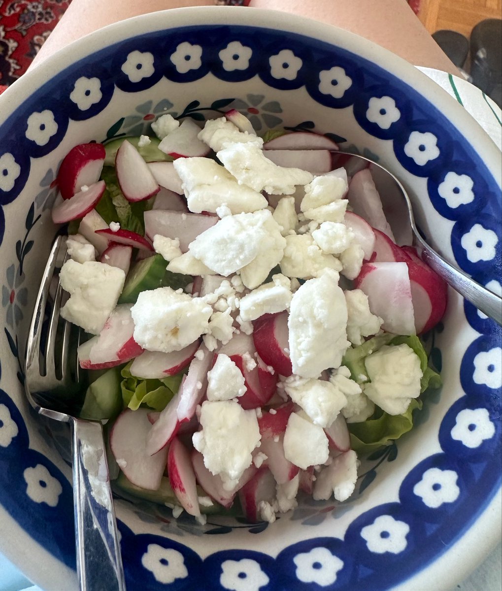 free_style_chef's tweet image. Salad snack before and after mixing. 

#snacks #greens #cheese #feta #radish #romaine