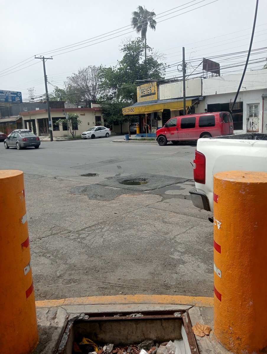 Buenas tardes <a href="/ayd_monterrey/">Agua y Drenaje Mty</a> hay otra fuga, ésta vez es en Gral.Plutarco Elías Calles esquina Xochicalco frente al # 600 de 2do sector en La Joya, <a href="/municipiodegpe/">Guadalupe Gobierno Municipal</a> 
<a href="/aztecacomunidad/">#ComunidadAzteca</a>  Gracias.