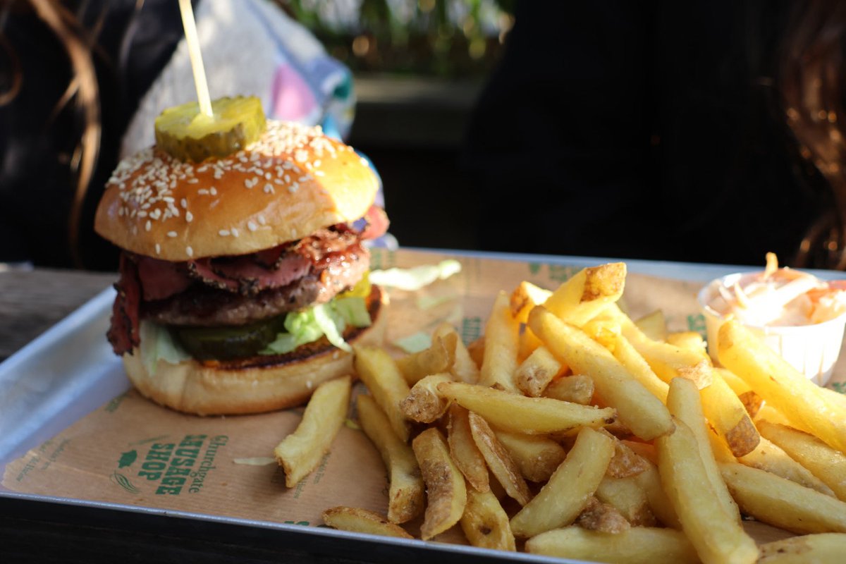 Jupiter_Hadley's tweet image. (Ad/gifted) Got invited along to eat some tasty burgers at The Pig’s Head - which is in Mayfield Farm #harlow. Their pastrami is fantastic. #essex #burgers