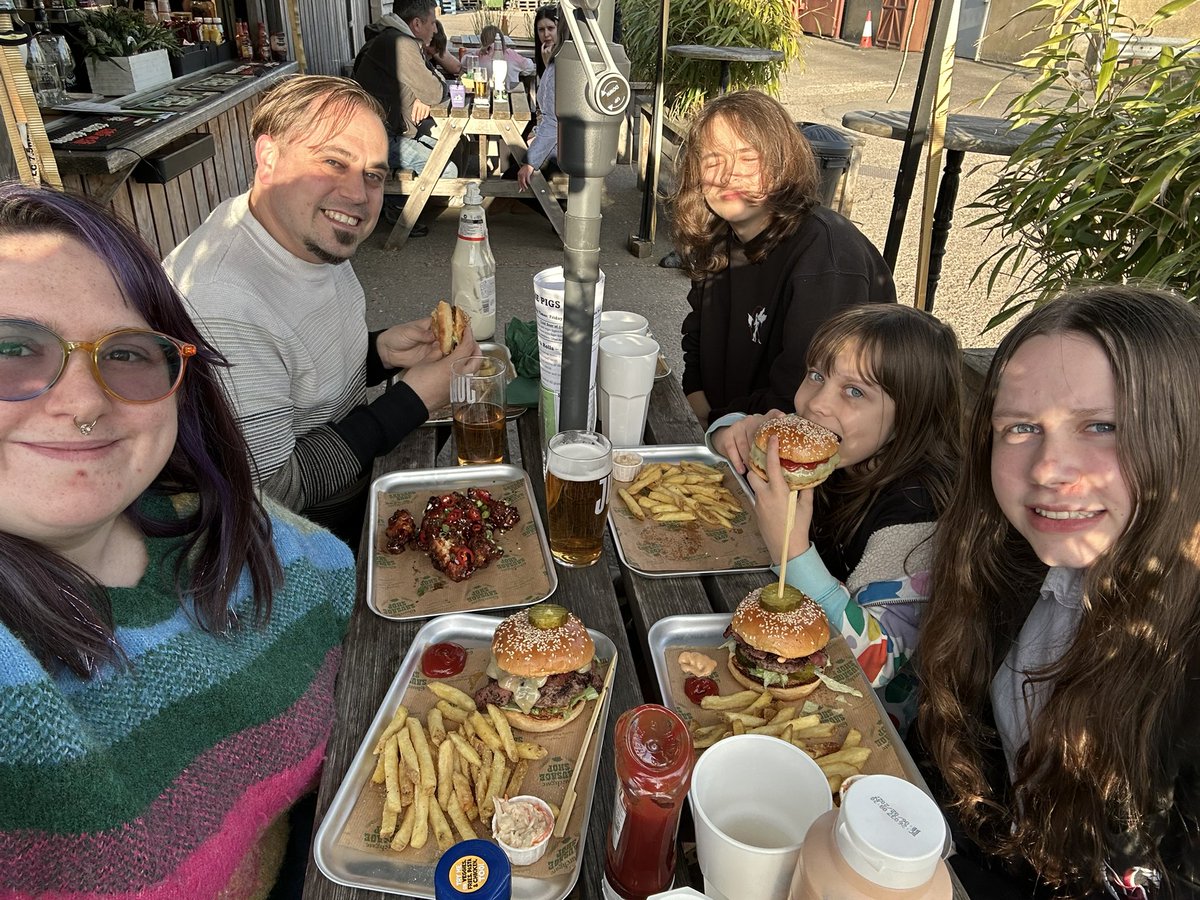 Jupiter_Hadley's tweet image. (Ad/gifted) Got invited along to eat some tasty burgers at The Pig’s Head - which is in Mayfield Farm #harlow. Their pastrami is fantastic. #essex #burgers