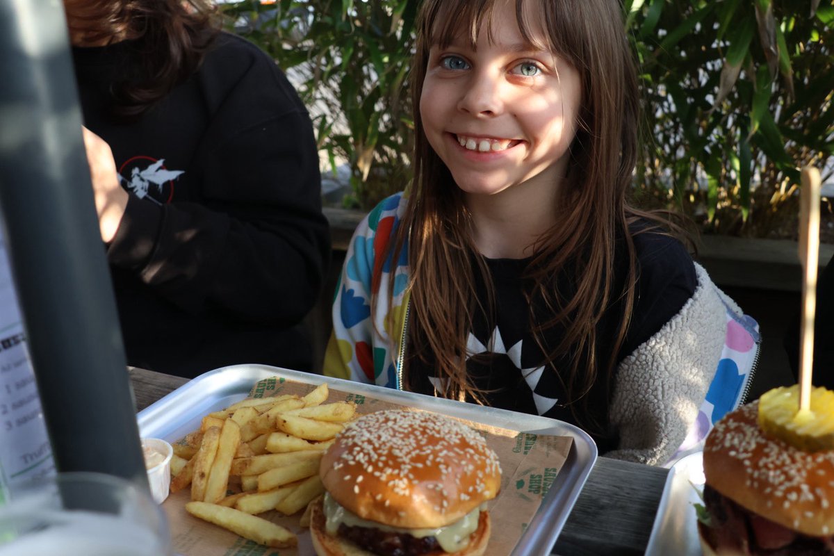 Jupiter_Hadley's tweet image. (Ad/gifted) Got invited along to eat some tasty burgers at The Pig’s Head - which is in Mayfield Farm #harlow. Their pastrami is fantastic. #essex #burgers