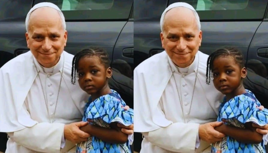 237online's tweet image. #Bamenda : la fillette qui a étreint le pape est la petite-fille d’Atangana Mebara: Elle avait trois ans, aucune peur et une liberté totale dans ses petits bras. Jeudi 16 avril 2026, à #Bamenda, une… 237online.com/bamenda-fillet… #Société #Amaliafillettepape #JeanMarieAtanganaMebara