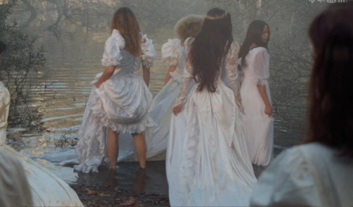 elenaqf's tweet photo. El moodboard de Petra Collins para Focu ’ranni estaba bastante claro https://t.co/feli6A9Qk1