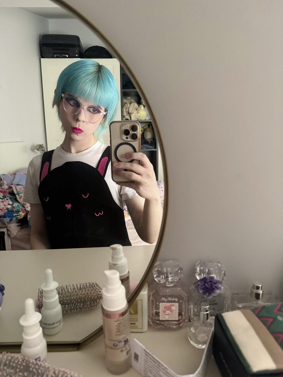 Ooo a new type of mirror selfie 😊 Recently got a stool so I can finally sit at and use my makeup table properly