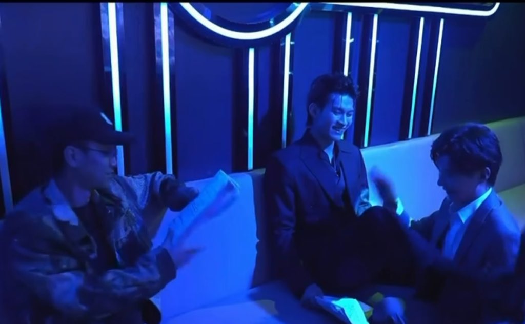 Anastasia9372's tweet image. Director: Explaining how he wants the scene to be done in details 🥸🥸📝📝

Yunqi and Yiran: *in their own world paying absolutely zero attention 🥰💋😋*
#ToMyShore #YunYi #Yunqi #Yiran