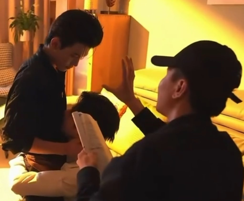 Anastasia9372's tweet image. Director: Explaining how he wants the scene to be done in details 🥸🥸📝📝

Yunqi and Yiran: *in their own world paying absolutely zero attention 🥰💋😋*
#ToMyShore #YunYi #Yunqi #Yiran