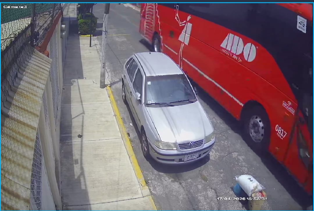Acitaloth's tweet photo. @tuADO Oye  @tuADO  como que a tus chóferes les vale el límite de velocidad, se meten entre calles, tumban cables y les vale demasiado  no crees? https://t.co/wWKzJNUvI3