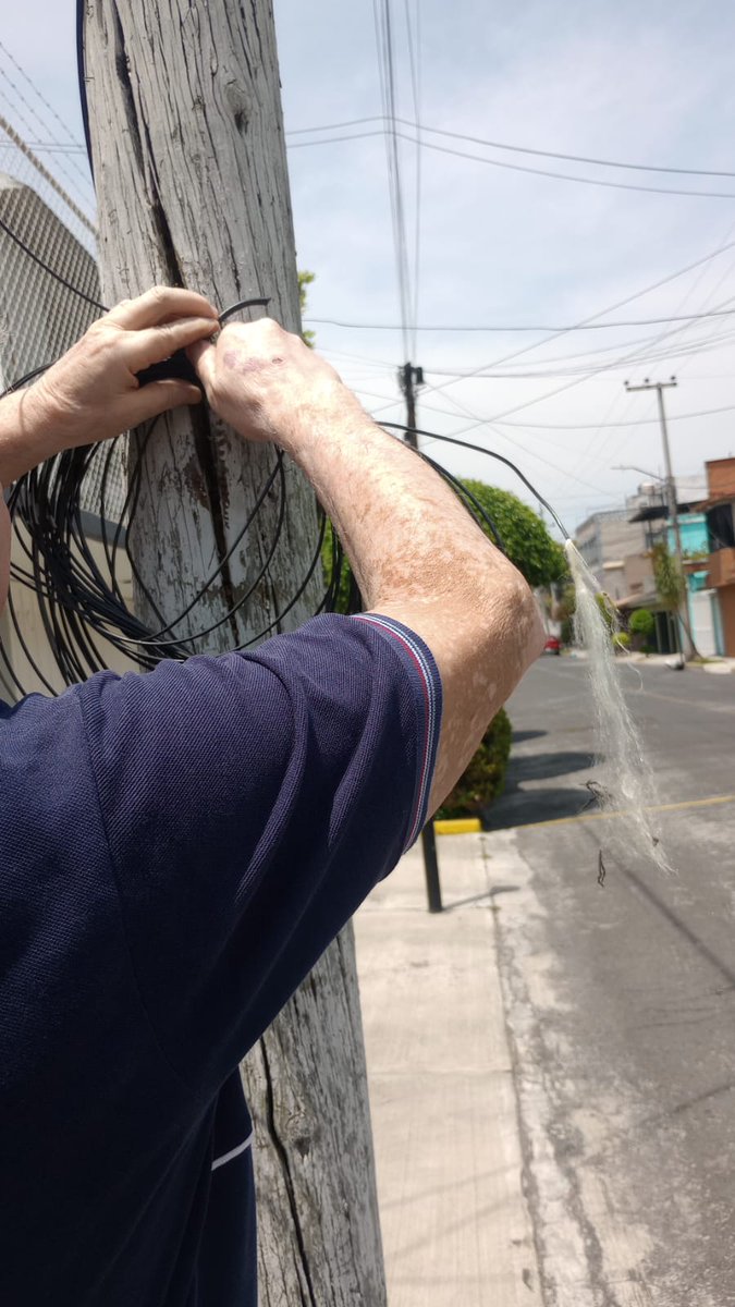 Acitaloth's tweet photo. @tuADO Oye  @tuADO  como que a tus chóferes les vale el límite de velocidad, se meten entre calles, tumban cables y les vale demasiado  no crees? https://t.co/wWKzJNUvI3