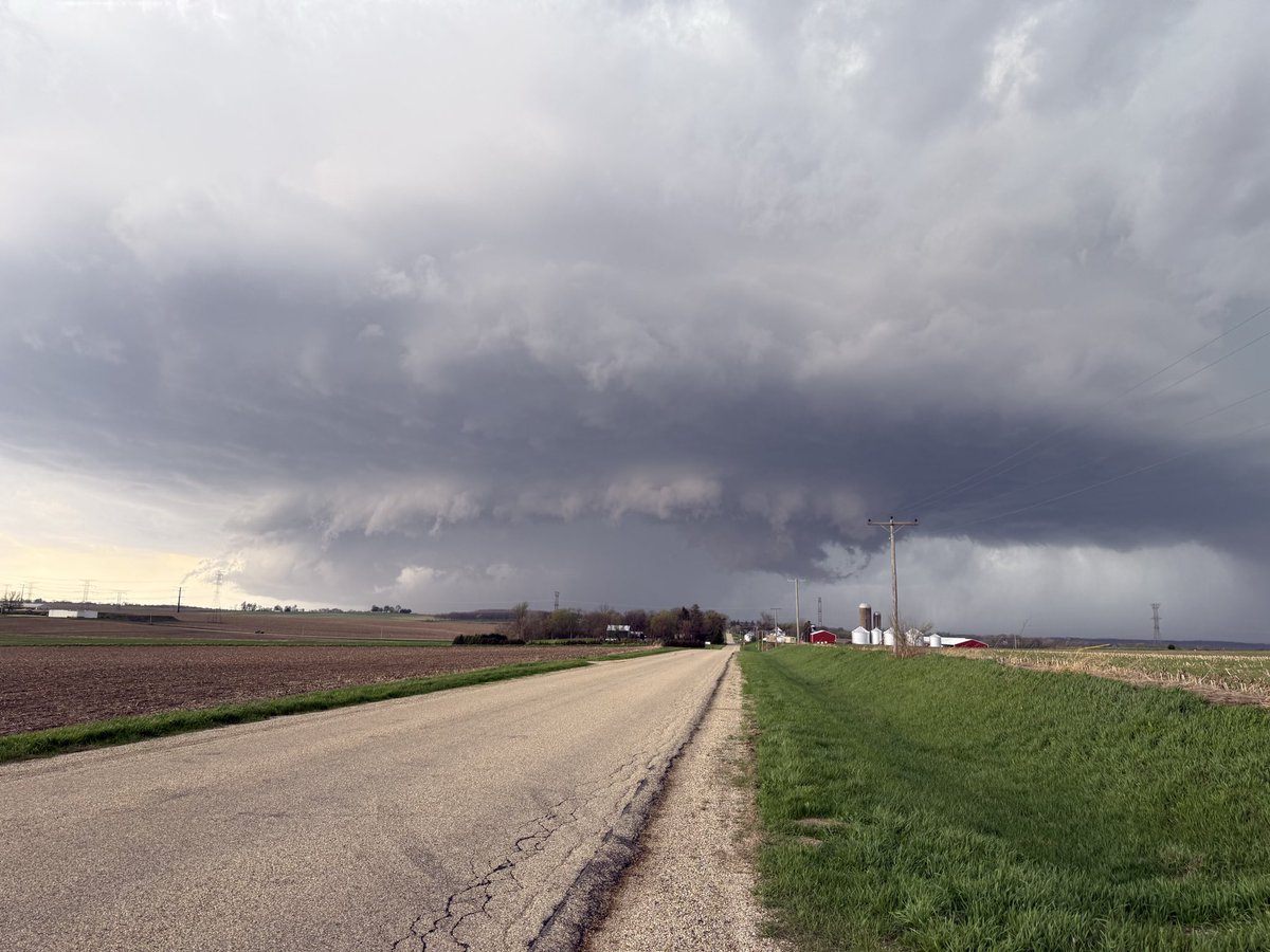 WiscoWX's tweet photo. Still in wempletown looking west #ilwx #wiwx https://t.co/RZaqVKugBQ