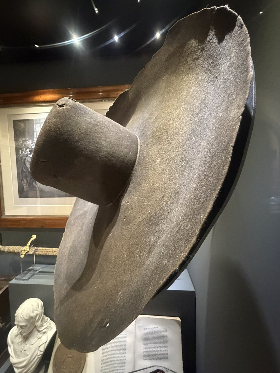 ENortonHistory's tweet image. Oliver Cromwell’s hat on display in the Cromwell Museum on Huntingdon. It was passed down through his descendants, with family tradition holding that he wore it at the dissolution of the Rump Parliament in 1653 @MuseumCromwell #olivercromwell #civilwar #parliamentarian