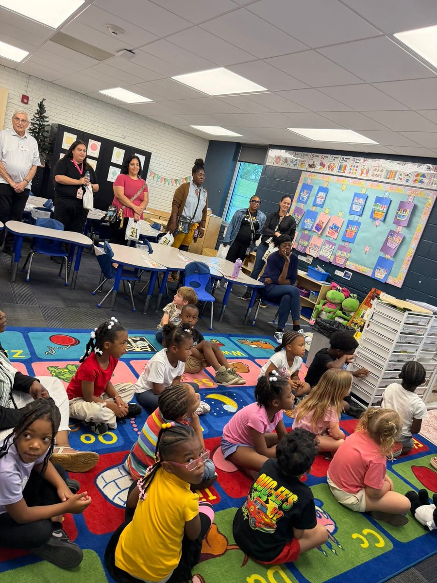 SCPPSHeadStart's tweet photo. We had some special visitors from the Education Expedition at Eastbank Head Start today! Our Pre-K 4 student tour guides did an amazing job showing off what our Panda school is all about! 🐼✨ https://t.co/FtihRUb7ON