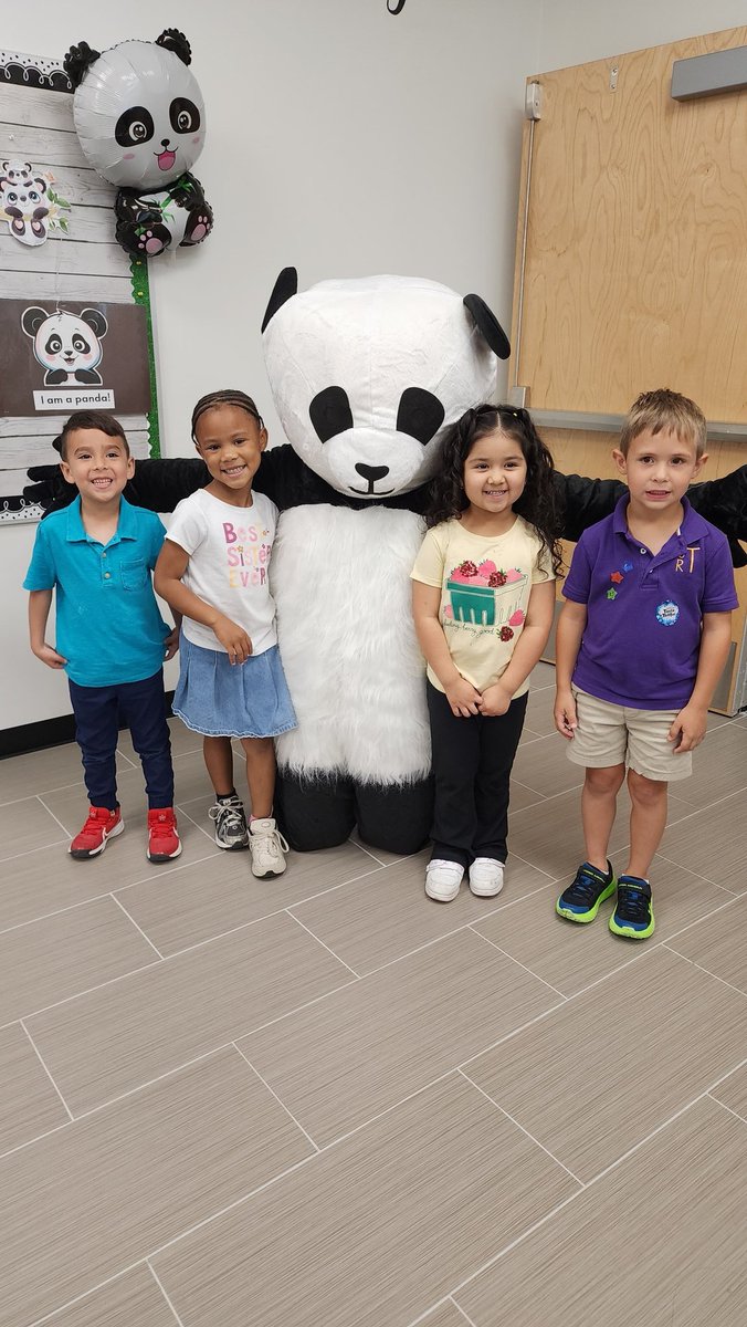 SCPPSHeadStart's tweet photo. We had some special visitors from the Education Expedition at Eastbank Head Start today! Our Pre-K 4 student tour guides did an amazing job showing off what our Panda school is all about! 🐼✨ https://t.co/FtihRUb7ON