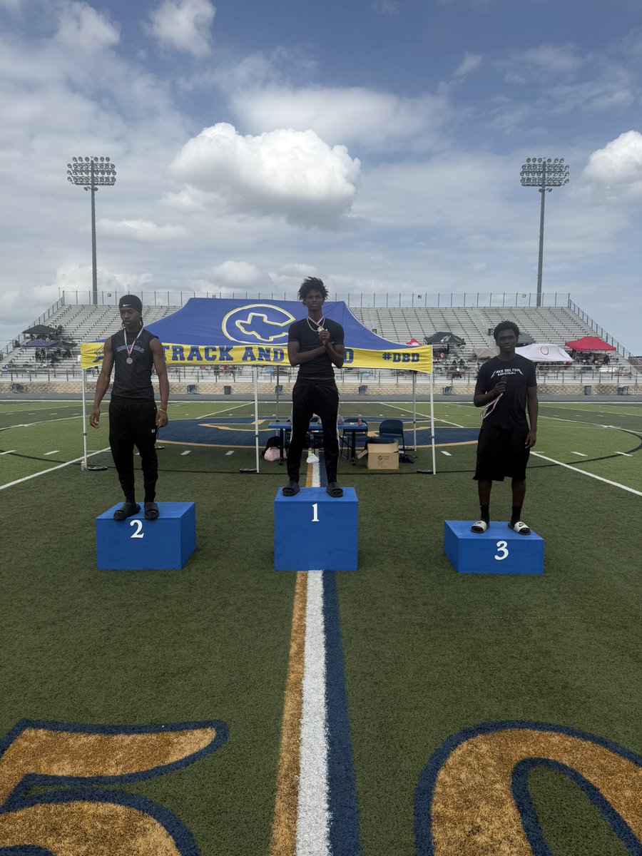 lakebroncotrack's tweet photo. Congratulations to juniors Ji’Yson Sherman and Allen Muchunu, placing 🥇 and 🥉 in the triple jump and advancing to the Regional Championships. Both recorded personal bests, and Muchunu went from 7th place to 3rd on his 5th attempt #HorsePower https://t.co/Xp2YoKvjm8