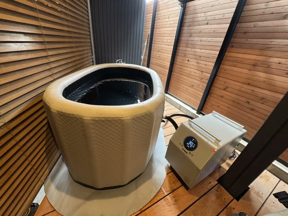 sauna_info's tweet photo. 氷を買う
足す
溶ける
まだぬるい
また足す
家庭用水風呂、この流れがしんどい人向けに
「ちるふろ」をレビューしました。
真夏の暑い時期の実測と、
アプリの遠隔操作で事前に冷やしておける便利さも書いています。
https://t.co/0x0ydY0VaP https://t.co/yFOjAEfVr5