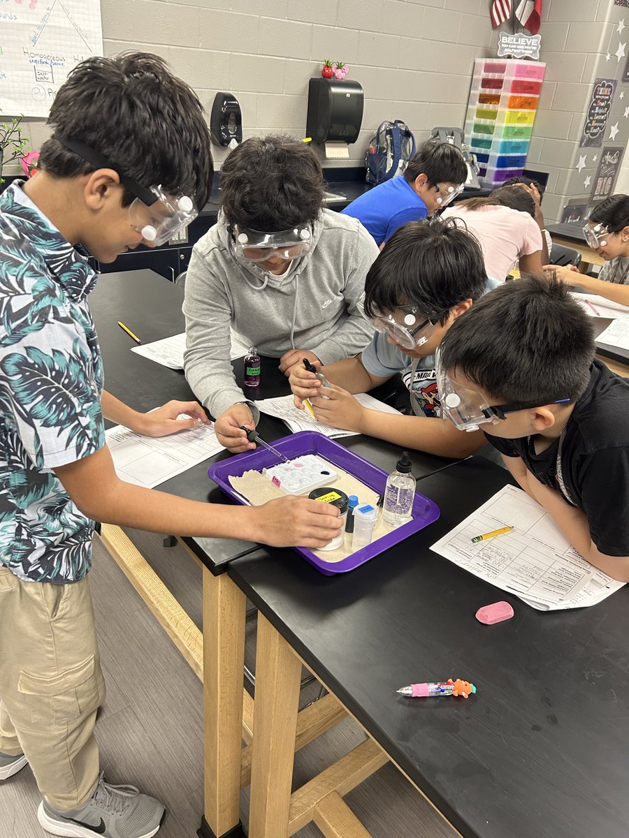 Texas_Aggie_00's tweet photo. 6th graders @goodsongms working to identify physical and chemical changes! #PRIDEinEveryStep π»β€οΈπ©Ά https://t.co/nmzN94FcGm