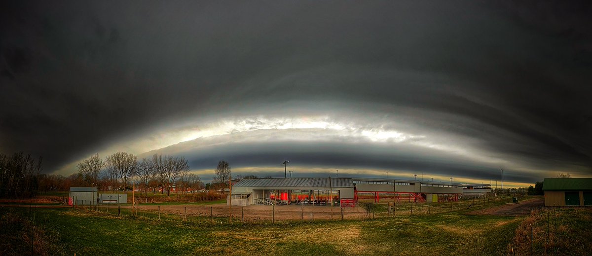 Real_Railfan's tweet image. Took this picture of Gravity Wave earlier this morning in Isanti, MN as it moved into town! (4-17-2026) @CanonUSA @ReedTimmerUSA @MaxVelocityWX @ryanhallyall #mnwx #minnesota #mn
