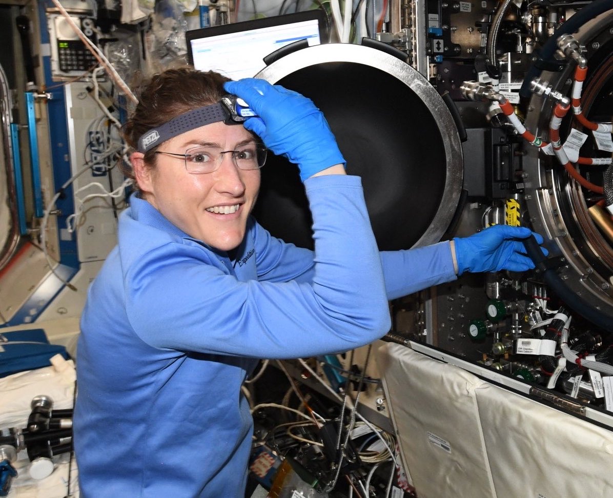 ella ⸆⸉ artemis ii era tweet media