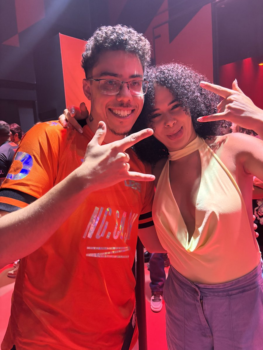 Lari Rauno Achei essa foto com um fã perdida na minha galeria e decidi postar
