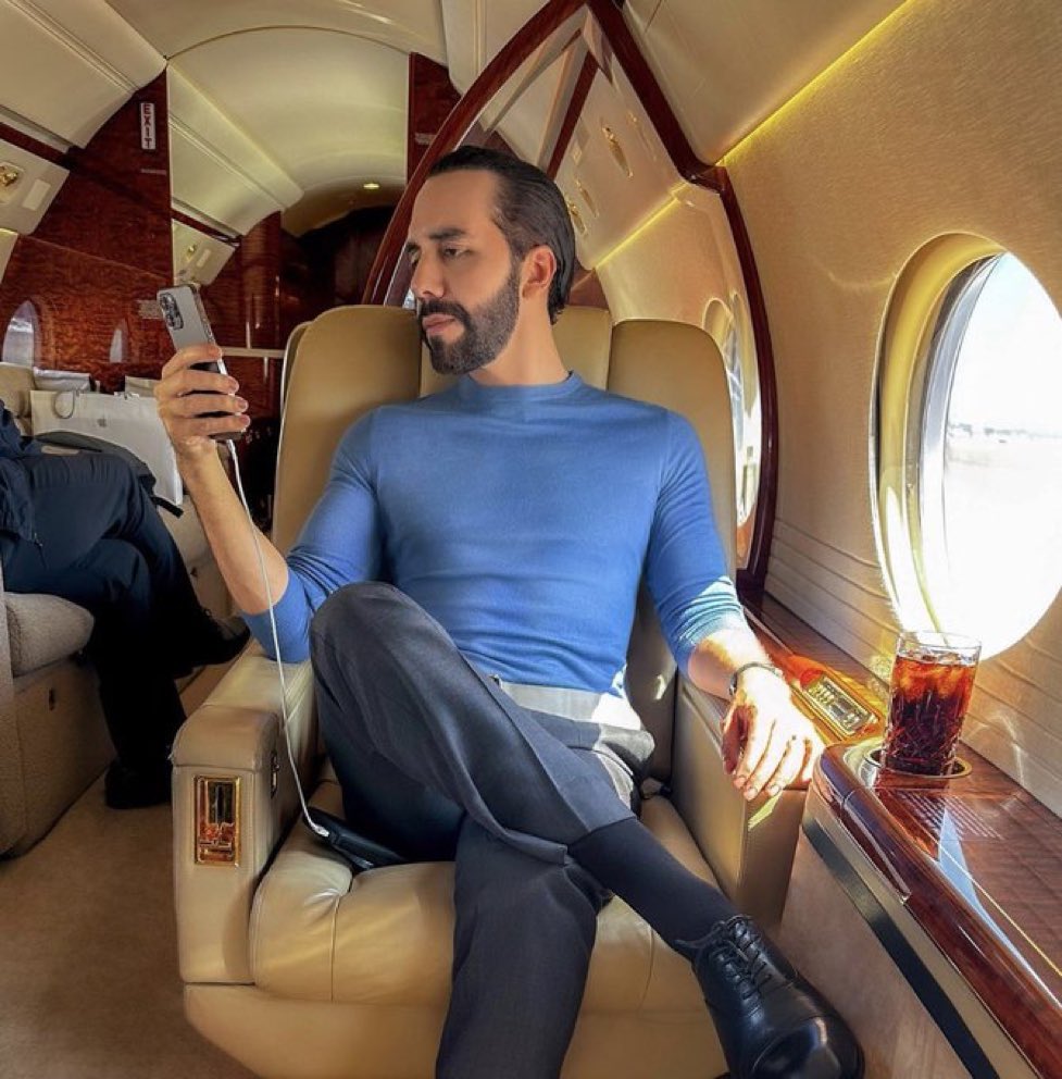 rikiricardof's tweet photo. El avión presidencial en el que se desplaza Bukele prácticamente cabría toda su población https://t.co/rWDQOuHItJ