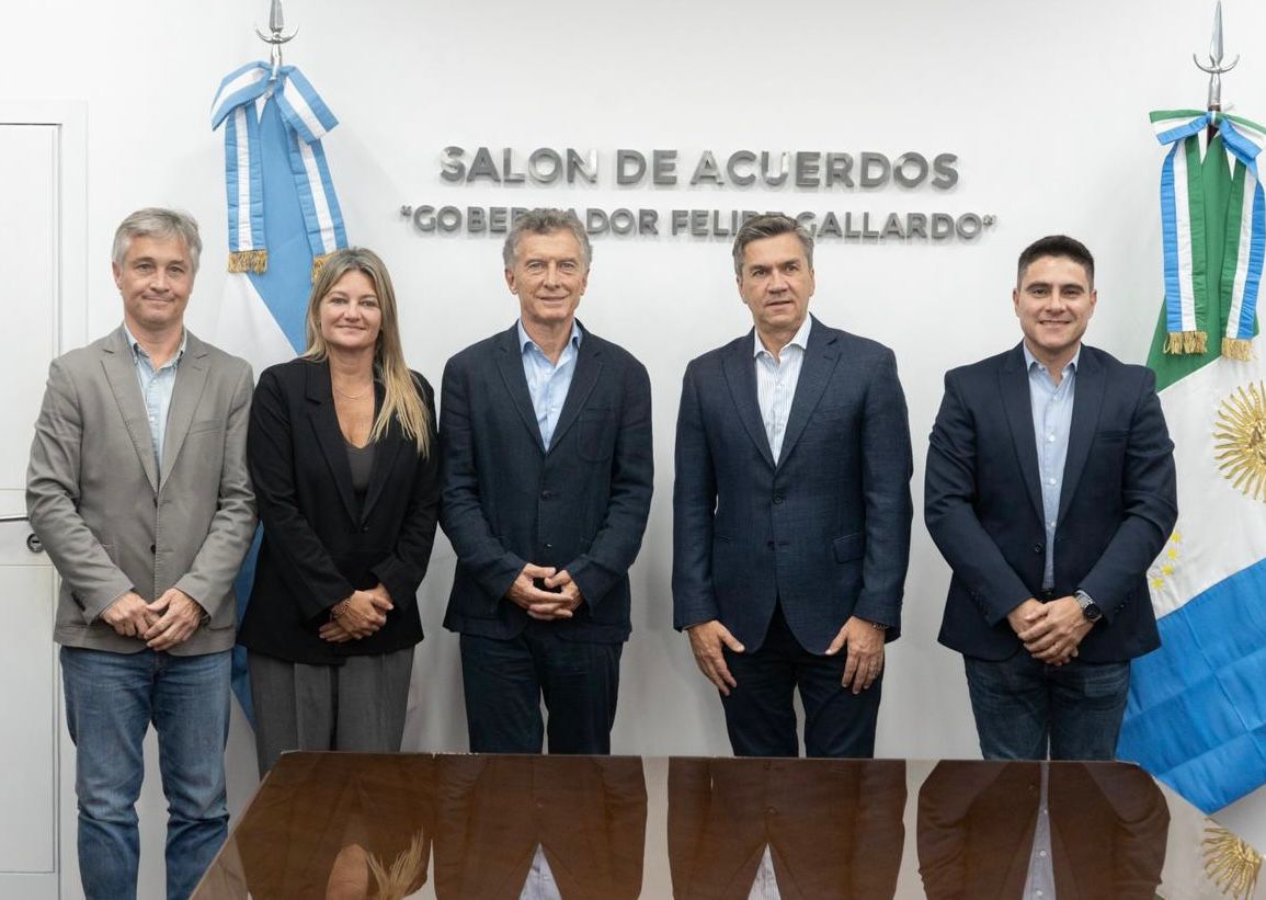 noticiero9ok's tweet image. El gobernador @LeandroZdero  recibió a @mauriciomacri  Macri en Casa de Gobierno. Dialogaron sobre la actualidad económica, el desarrollo productivo y la generación de empleo en la región, en un encuentro marcado por el respeto institucional. 🤝🇦🇷

#Chaco #Zdero #MauricioMacri