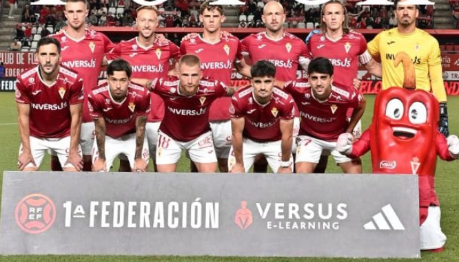 Llevo años hablando del <a href="/realmurciacfsad/">Real Murcia CF</a> y es que es tremendo. Es que te abre la puerta para que entres, y cuando vas a dar el paso te la cierra.

Hay varios equipos en el fútbol español lastrados por mala suerte, gestiones erróneas, malos momentos y pocas alegrías, y el Murcia